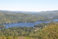 Pěkné výhledy na okolní jezera.