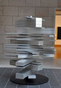 Kovová konstrukce s otáčivými pláty umožňuje komukoliv „vyrobit“ si svou vlastní sochu.