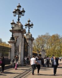 Milenci u Buckinghamského paláce