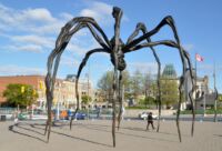 Vchod národní galerie hlídá obří pavouk.