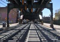 Železná konstrukce brooklynské nadzemky hází nejkrásnější stíny.