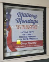 Místní restaurace nabízí každé pondělí speciální slevy vojákům, veteránům a jejich rodinám