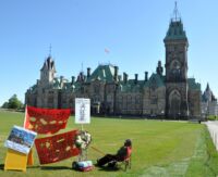 Opodál osamocený člověk tiše demonstruje proti komunistické vládě v Číně.