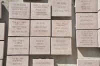 Památník nese v desítkách jazyků původních obyvatel Kanady heslo „Equality, Dignity, Rights“, tedy „rovnost, důstojnost, práva“.