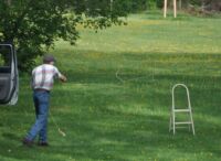 Chlápek trénuje házení lasem.