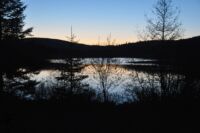 Stmívání nad jezerem, u kterého kempujeme.