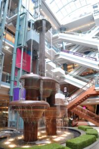 Obchoďák je napojený na síť podzemního města.