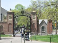 Nejdražší budova univerzity v přepočtu na čtvereční stopu – budka pro strážného u vjezdu do areálu kampusu.