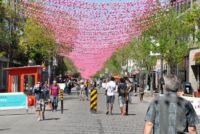 Ve čtvrti Gay Village je hlavní ulice vyzdobená stovkami růžových balónků a páry jakéhokoliv složení se tady nemusejí stydět chodit na rande.