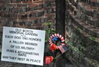 Památník americkým vojákům zemřelým v Iráku a Afghánistánu složený z napodobenin psích známek.