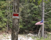 ...na cestu obšancovanou domy s obrovskými pozemky a výraznými nápisy „no trespassing“ a „keep off“, případně "private property"