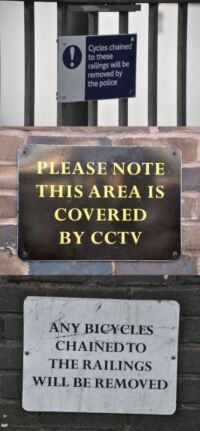 Londýn je město plné cedulí s příkazy, zákazy a oznámeními.