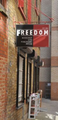 Náladu vám zvedne třeba knihkupectví a nakladatelství Freedom Bookshop ve Whitechapel.