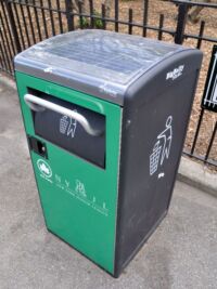 Solární odpadkový koš