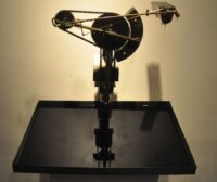 Nejkrásnější ze samoúčelných strojů nabírá z miniaturního bazénku motorový olej a zase jej vylévá.