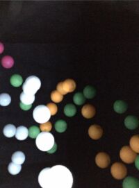 Interaktivní zařízení umožňujíce každému rozpohybovat rozmanité částice a digitálně si je fotit.