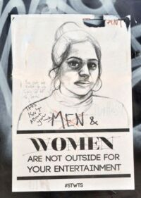 Diskuze na plakátu o ženských právech.