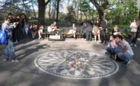 Oslovila vás tvorba Johna Lennona? Pak je povinností zastavit se v Central Parku u památníku Strawberry Fields.