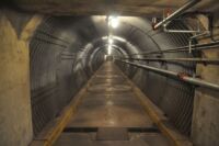 Míjím maketu bomby a procházím dlouhým vstupním tunelem.