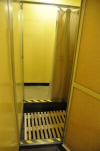 Po vstupu do samotného krytu je třeba nejprve projít dvěma sprchami určenými k odstranění radiace.