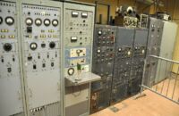 Hned vedle je vysílačka.