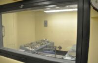 V krytu je taky rozhlasové studio, které mělo zajišťovat rozhlasové vysílání na povrch země a informovat o aktuálním dění, pokud by se tedy vládě ukryté pod zemí podařilo mít dostatek informací.