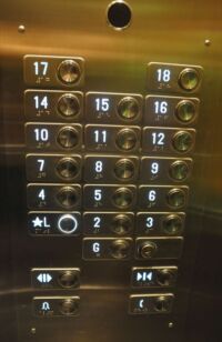 Tlačítko pro třinácté podlaží byste ve výtahu hledali marně.