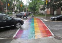 Přechody pro chodce hrají barvami duhy.